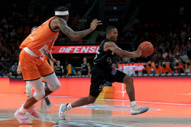 更是不甘示 更是不甘示